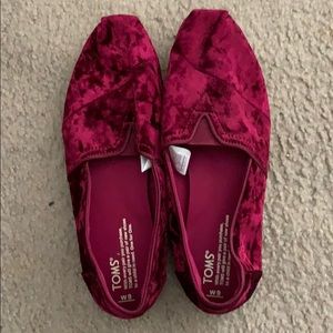 Red velvet TOMS